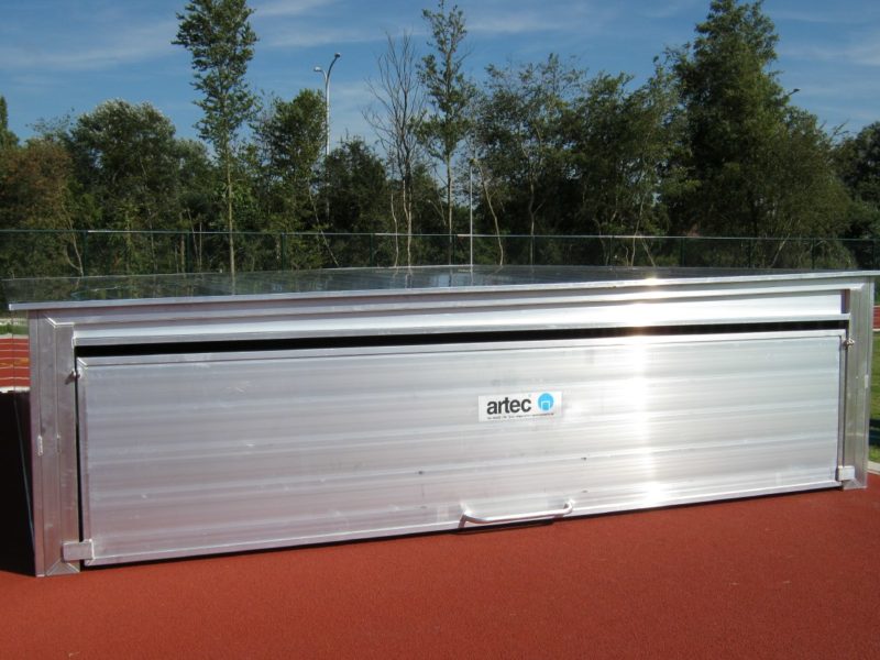 Stationary cover for high jump landing areas made of aluminum