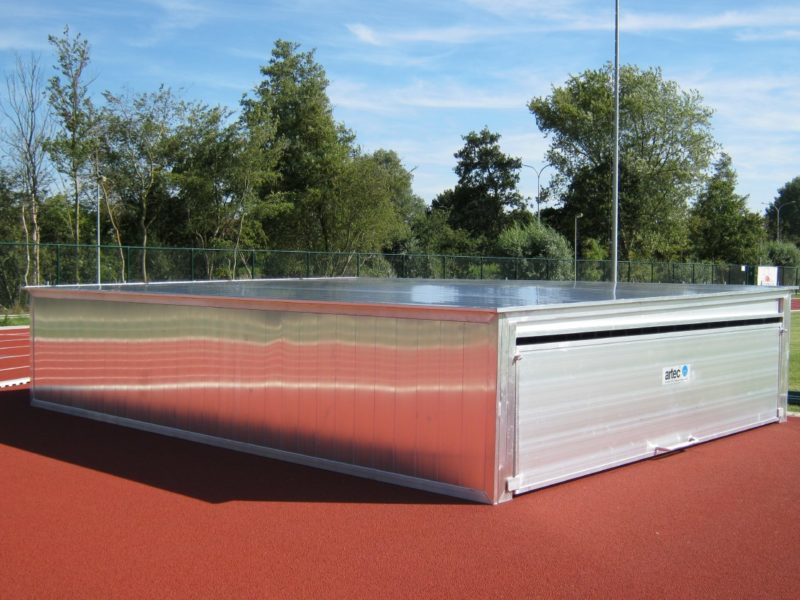 Mobile cover for high jump landing area made of aluminum