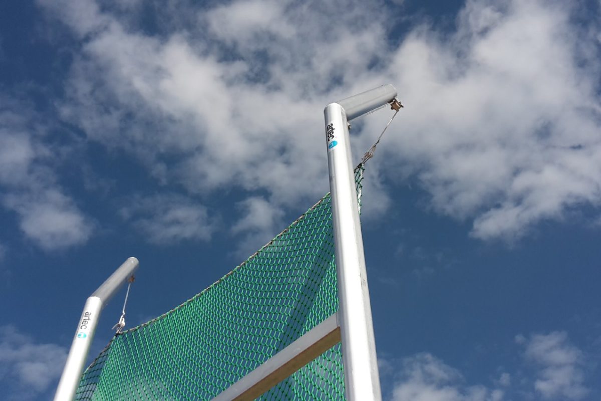 Hammer- und Diskuswurfschutzgitter aus Aluminium in Hülsen stehend, Höhe von 7 auf 10 m steigend, artec Sportgeräte
