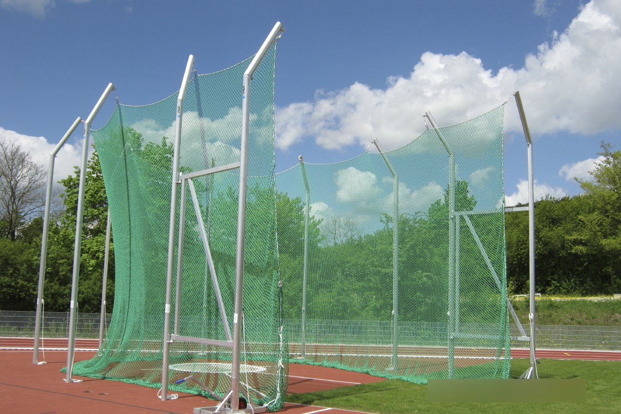 Stationary cage for discus and hammer throwing