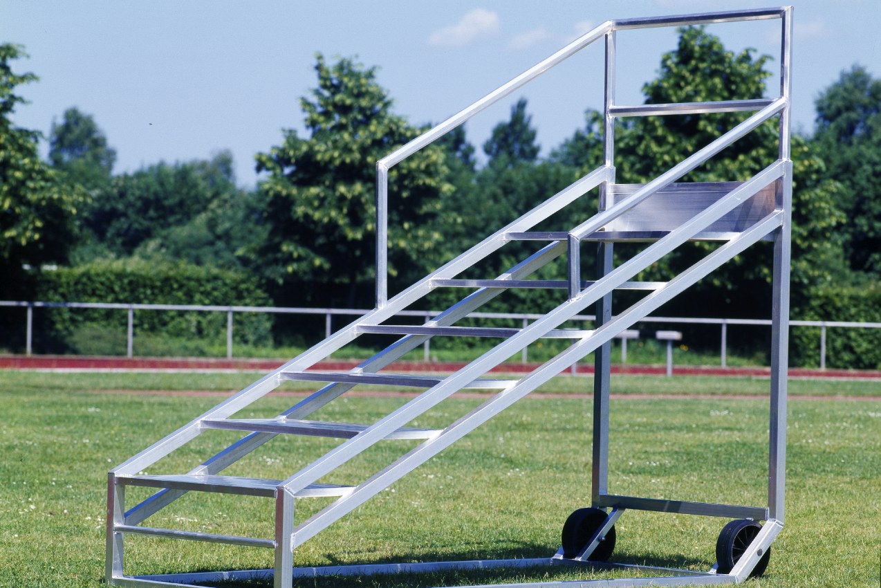 Zielrichtertreppe aus Aluminium für 8 Personen von artec Sportgeräte