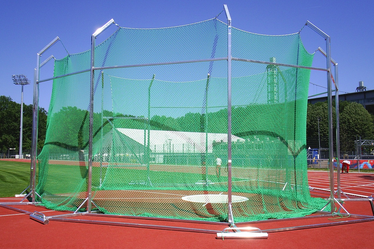 Free standing cage for discus and hammer throw