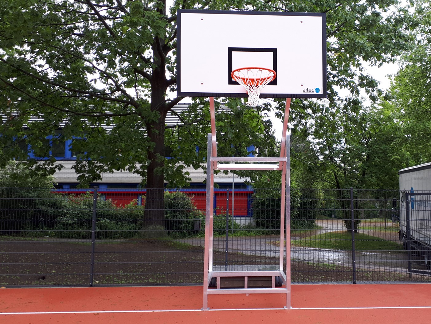 Mobile basketball system made of aluminum for outdoor use