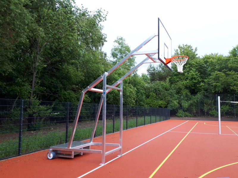 Mobile basketball system made of aluminum for outdoor use
