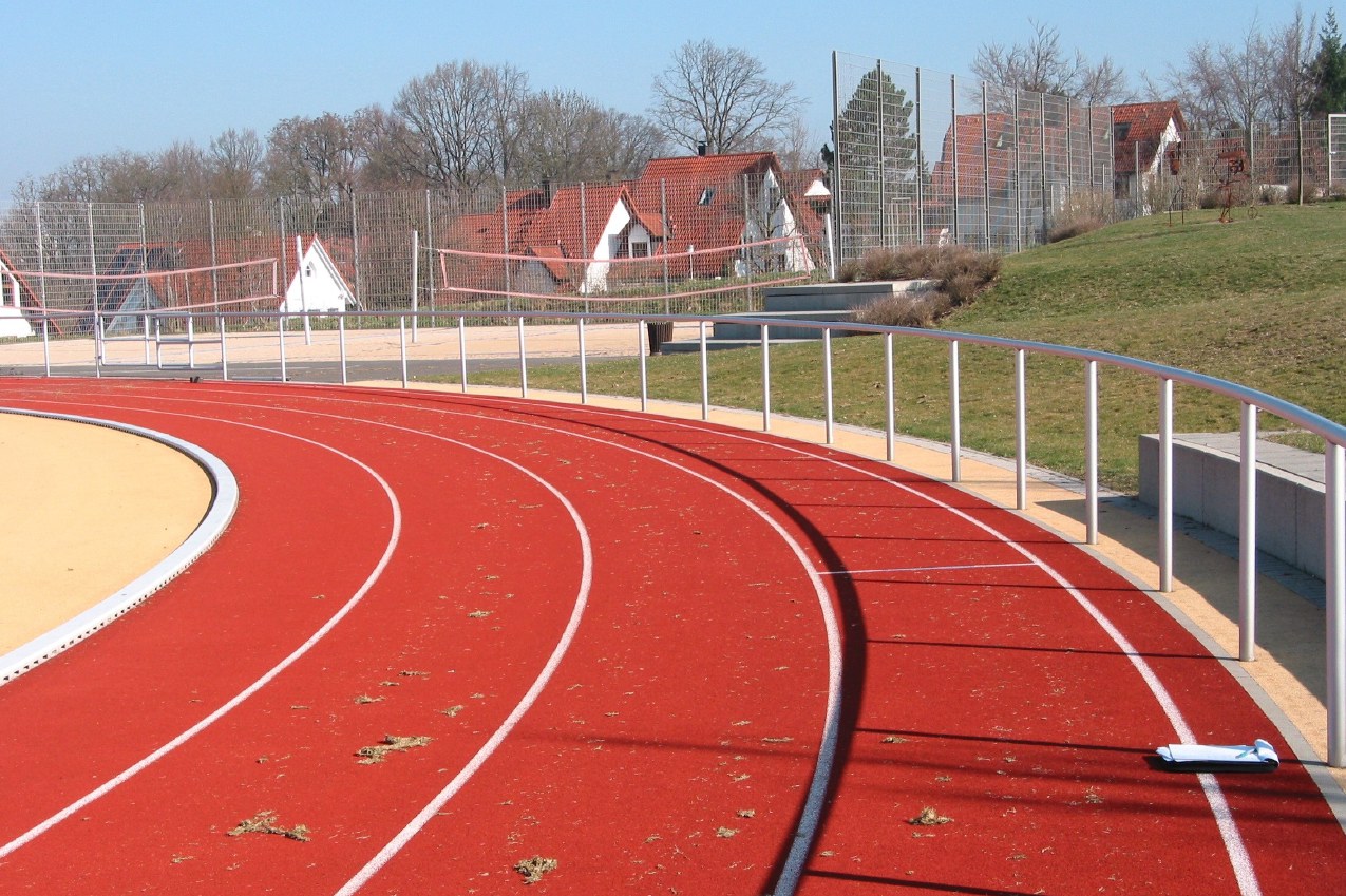 Curved barrier rail for the sports ground