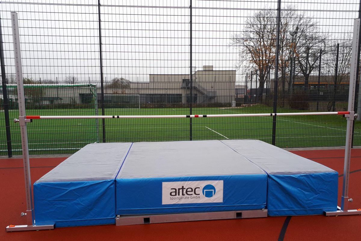 Foldable high jump landing area with slatted frame artec®