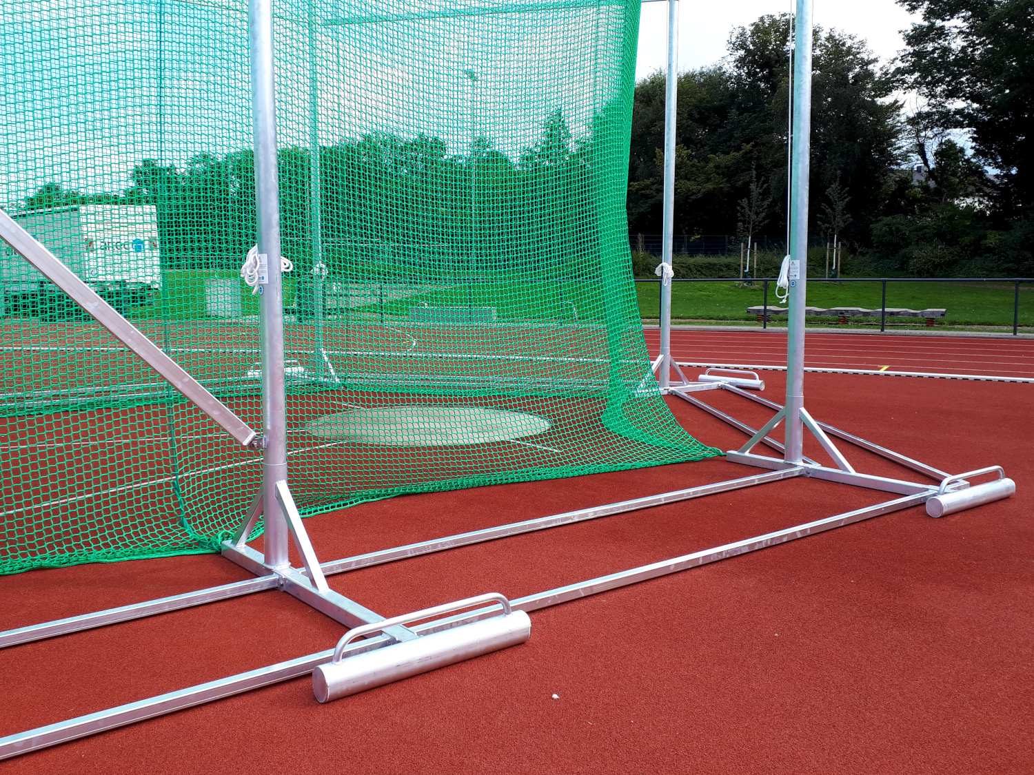Free standing discus cage