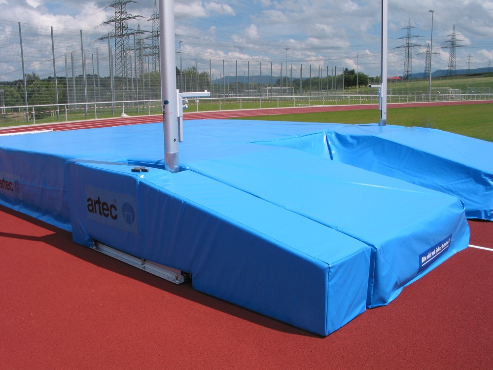 Pole vault landing area with exchangeable fore mats